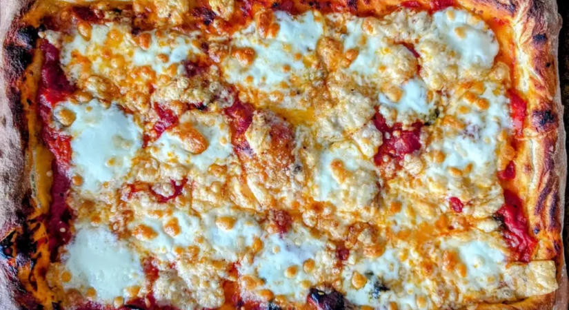 Lusta pizza rajongók kedvence: keverd össze, öntsd tepsibe, süsd meg! Készíts te is villám pizzát!