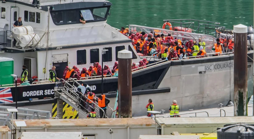 Maszkos tüntetők bénították meg a doveri kikötőt