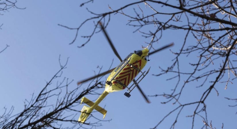 Szörnyű baleset: traktorral ütközött egy autó szerda délelőtt, mentőhelikopter érkezett a helyszínre