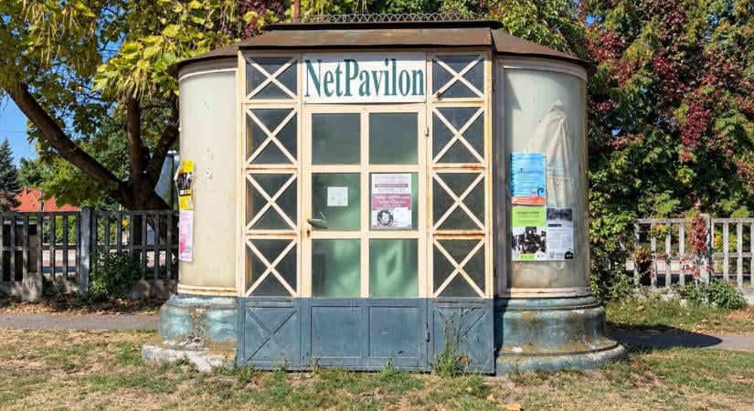 Gazdátlanul pusztul a boglári pavilon a vasút mellett, fertőzéstől félnek a helyiek – Egykor itt netezett a fél Balaton