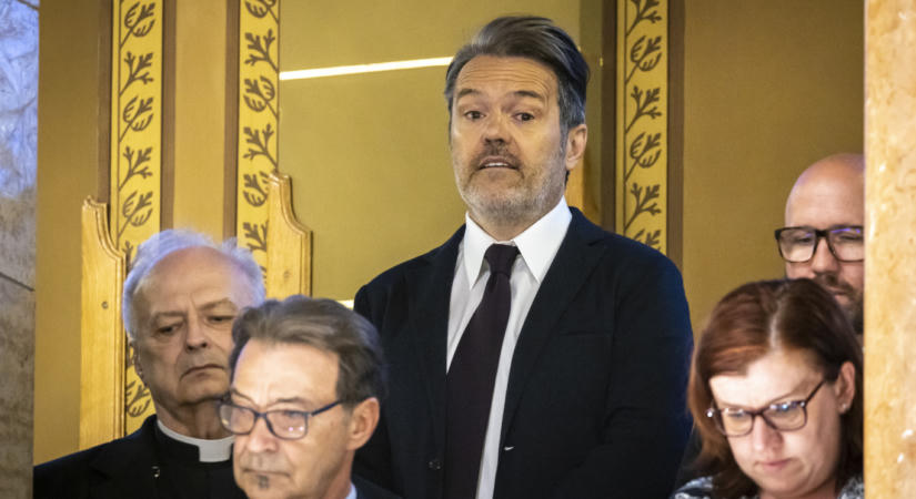 Megvonták a diplomata-útlevelet Habony Árpádtól és Balog Zoltántól