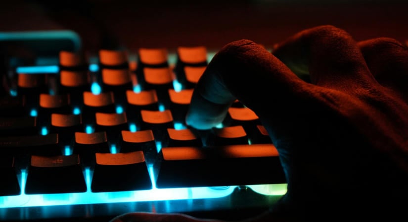 „Nem lehet kegyelem” – AI-jal tervezett véres támadást egy győri tinédzser