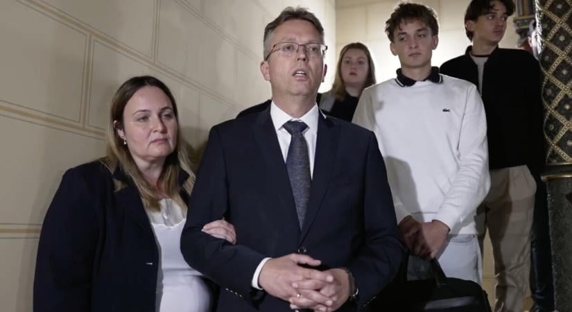 Kikísérték a Parlamentban bujkáló Hankó Balázst a Fidesz- és KDNP-maffiatagok