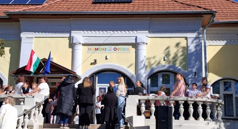 A gyerekekkel együtt leplezte le az óvodának szánt ajándékát