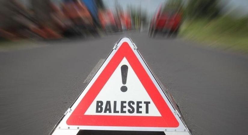 Árokba borult egy kamion vontatmánya az M1-esen, Óbaroknál