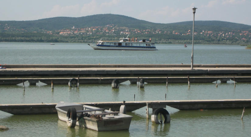 Sorra zárják be a strandokat a Velencei-tónál, fürdési tilalom lépett életbe több helyen