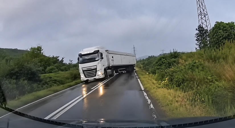 „Mintha vidámparki autót vezetnének” – A kanyarban elcsúszó kamionosokat bírálja egy rendőr (VIDEÓ)