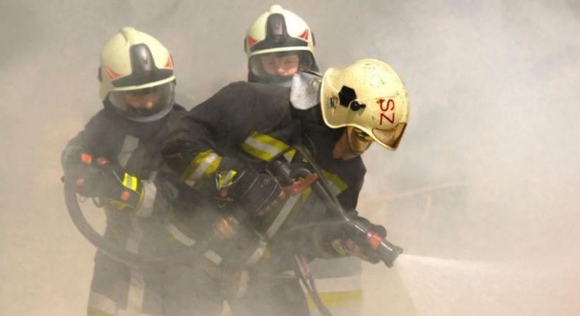 Kockabálák égtek Bősárkányban - Nagy erőkkel vonultak a tűzoltók