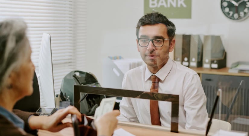 Miért ellenőriz minket újra és újra a bank? Válaszol a Blikk jegybankára