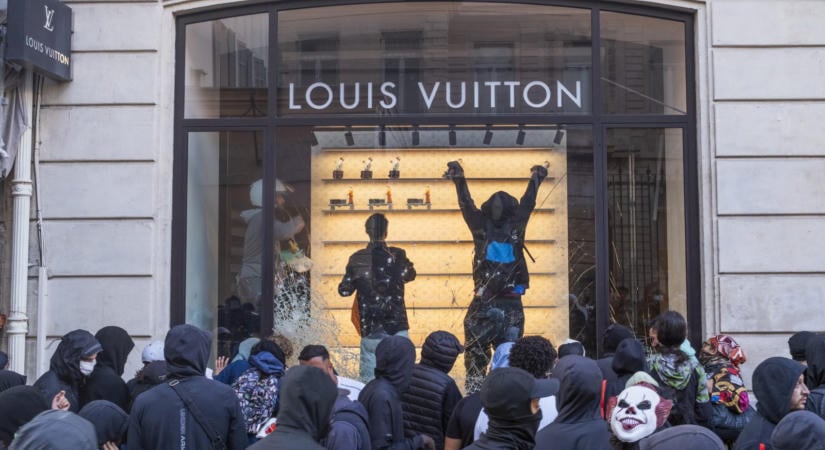 Louis Vuitton-üzletet fosztottak ki, Apple-boltot dúltak fel a franciaországi zavargásokban