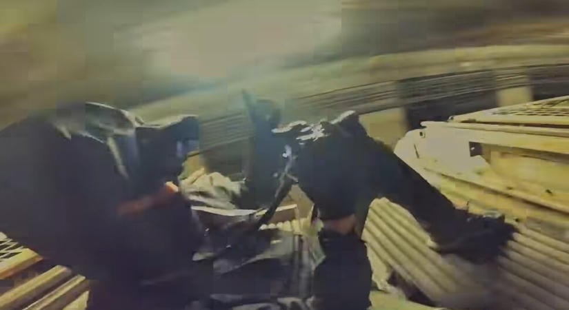 Életveszélyes mutatvány az M2-es metrón: a szerelvény tetején utazott két maszkos fiatal, videó a cikkben