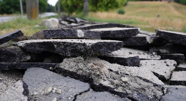 Elkezdődött a Baracsi úti járda felújítása