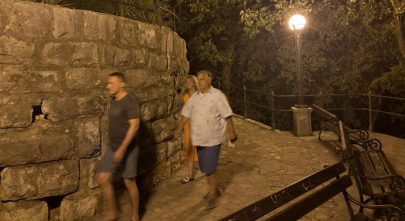 Orbán Viktort Rogán Antallal és Schmidt Máriával fotózták Abbáziában