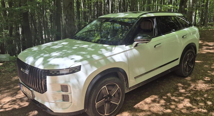 „Pár hónapja még Lexust vettem volna” – kipróbáltuk a hibrid SUV-ot, ami feladja a leckét a prémiumnak
