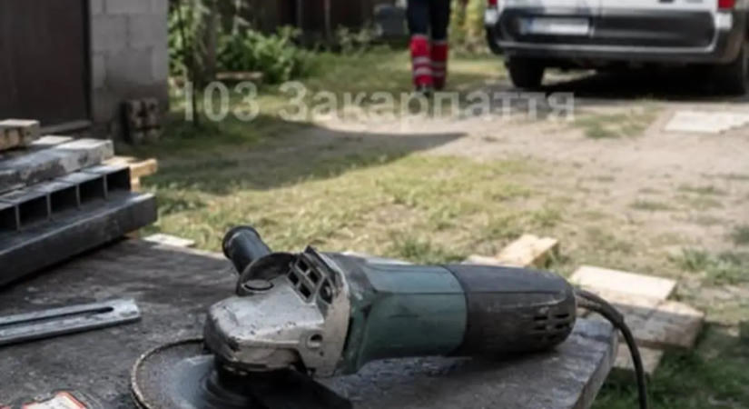 Sarokcsiszolóval vágta meg a bal combját egy 25 éves férfi a Huszti járásban
