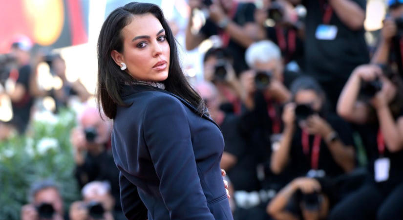 Georgina Rodríguez gigadekoltázsa csak úgy vonzotta a tekinteteket: először jelent meg a nyilvánosság előtt feleségként