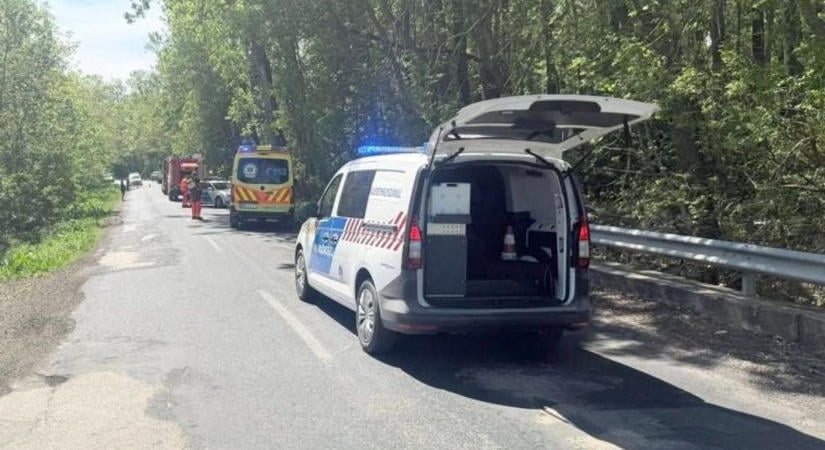 Hatalmas tömegbaleset Csákvár felé: még az autó is kigyulladt, a sofőr a roncsok közé szorult