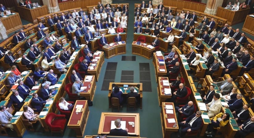 Órákon belül összeül a parlament: ezekről vitáznak kedden az országgyűlési képviselők