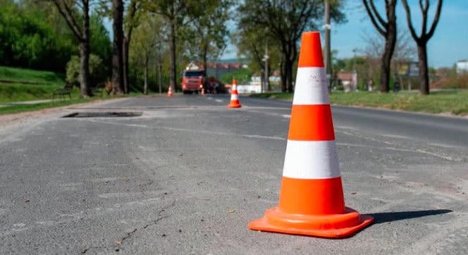 Kazincbarcikán folytatódnak az útjavítási munkálatok