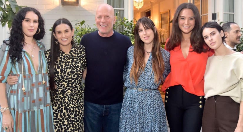 Megható fotón Bruce Willis: így támogatja a család a demenciával élő színészt