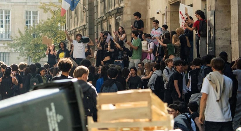 Egyre szorulnak a rendőrök: a népharag vagy a belső vizsgálat tesz keresztbe a kormánynak? (videó)