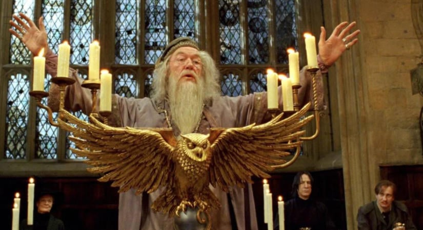 „Annyira nevettem, hogy kiesett a tamponom” – kollégái meséltek a Dumbledore-t alakító Michael Gambonról