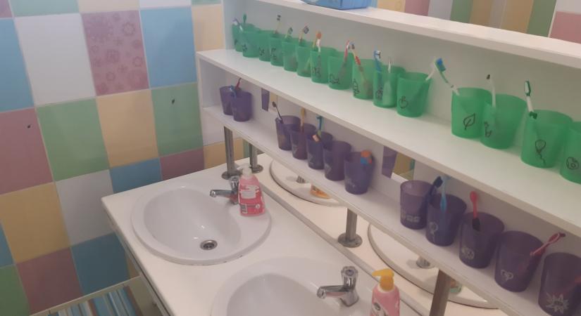 A Villeroy & Boch támogatásával, a város javaslata alapján újabb óvodai mosdó alakul át Vásárhelyen