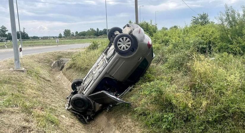 Árokban kötött ki egy személyautó Szászberek és Jászladány között