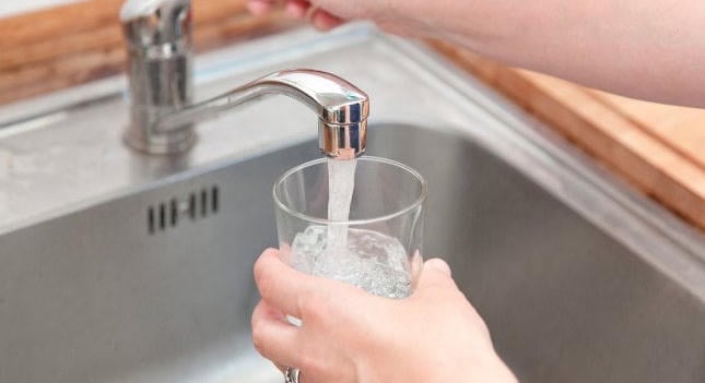 Férgek jelentek meg a csapvízben egy magyar faluban – vizsgálat indult, korlátozták a vízhasználatot
