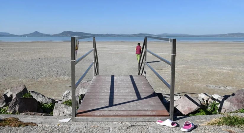 Alig van víz a Balatonban? Megérkeztek a friss adatok – döbbenetes fotók a helyszínről