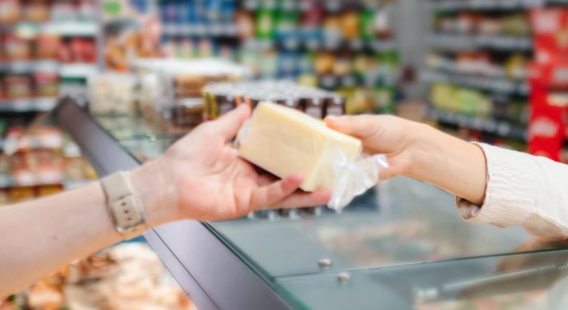Ha vettél ilyen sajtot a boltban, ne edd meg, azonnal vidd vissza! Bejelentették a termékvisszahívást