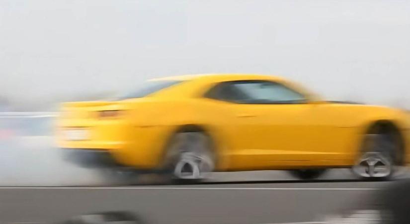Meglett az M7-es sportkocsis hős, aki egy édesanyát és két kisgyermekét segítette a pokoli hőségben