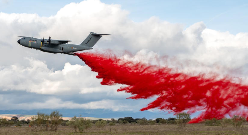 Airbus A400M katonai szállítógépet vetettek be a francia erdőtüzek oltására