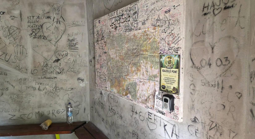 Összefirkáltak egy mecseki kilátót