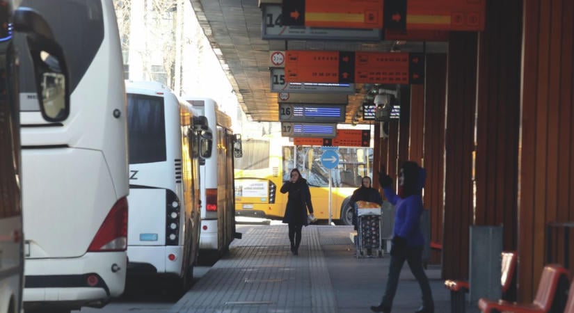 Online megveszik a buszjegyet, mégsem biztos, hogy felférnek a buszra – ezt mondta a MÁV ügyfélszolgálata