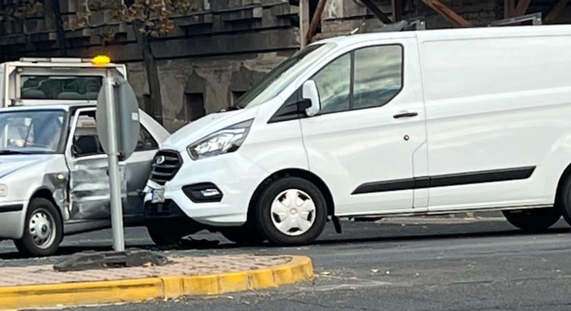 Helyszíni fotókon, videón a győri baleset: furgon és személyautó ütközött