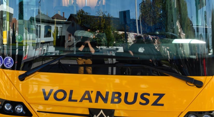 Ilyen buszokkal utazhatnak hamarosan a magyarok – Több mint száz jármű beszerzését jelentette be Vitézy Dávid
