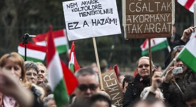 Felfüggesztették a devizahiteles ügyekben indult pereket