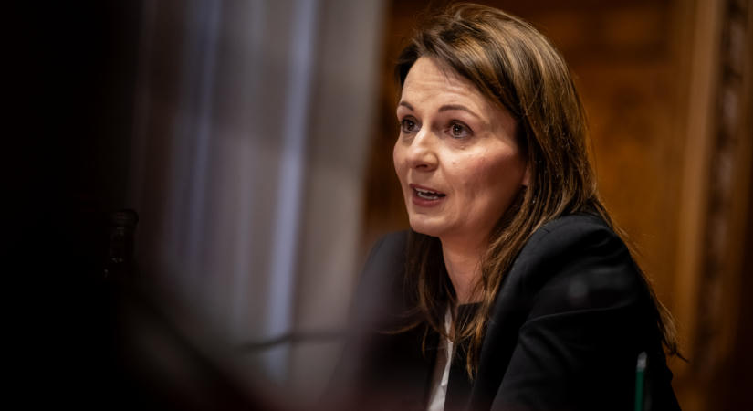 Távozik egy helyettes államtitkár, Lőrincz Viktória odaszúrt az „erőltetett összeesküvés-elméleteket” gyártóknak