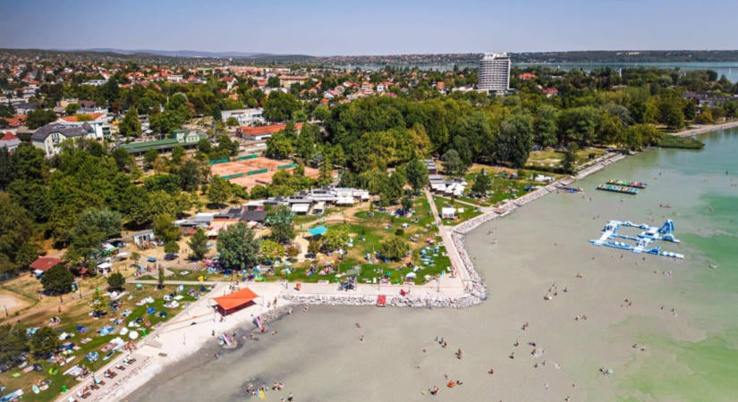 Puzsérral, Molnár Áronnal és a Csaknekedkislánnyal indít a DE!HOGYNEM Feszt jövő hétvégén Balatonalmádiban