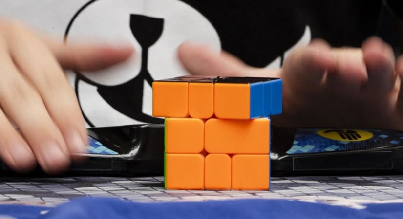 Hihetetlen videón a világrekord: hatévesen olyat tud a Rubik-kockával, amire kevesen képesek