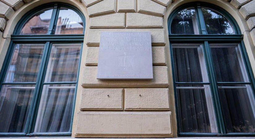 Emléktáblát kapott Kő Pál Mester egykori terézvárosi otthona