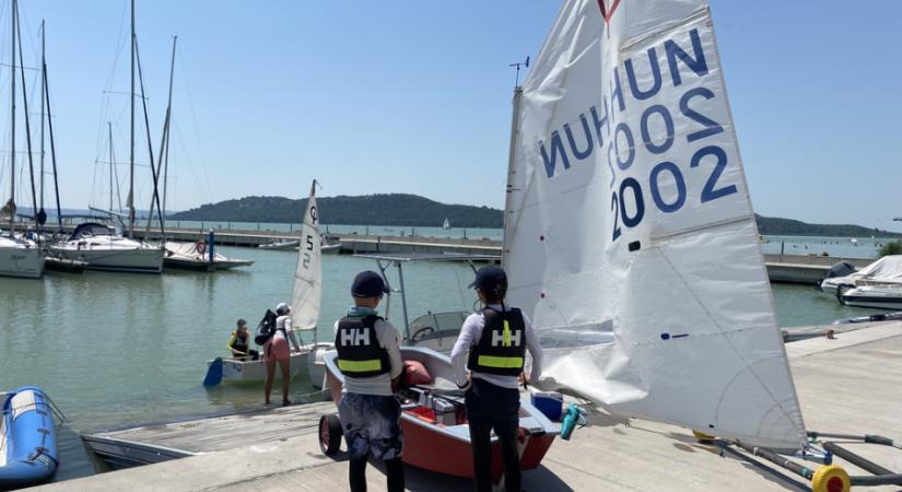 A Kékszalag PORT-ban töltik a szezont a Velencei-tavi Vízi Sportiskola vitorlásversenyzői