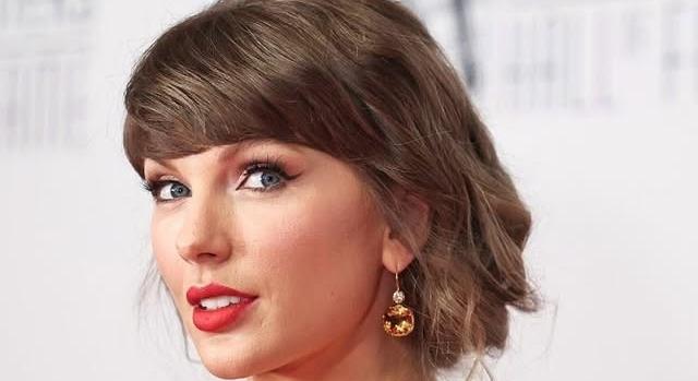 Ezt a megható tanácsot adta az ifjú párnak a Taylor Swiftet és Travis Kelce-t összeadó Adam Sandler