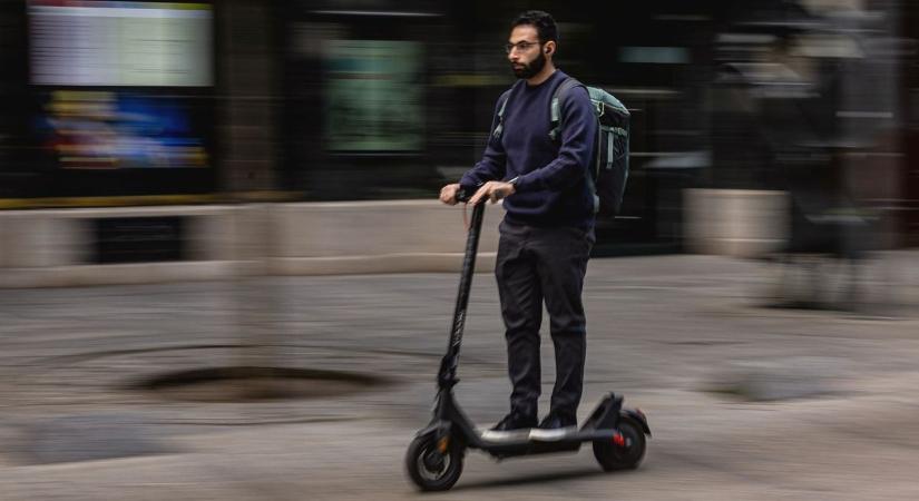 Döbbenten nézték az autósok: elektromos rollerrel száguldott az M3-as belső sávjában  videó