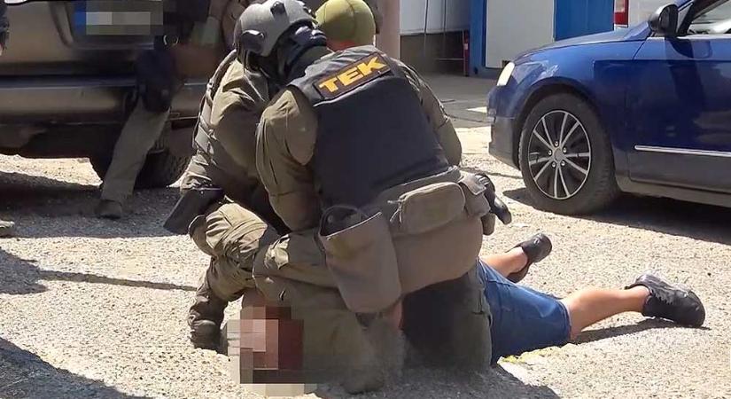 Óriási fegyverfogás a Józsefvárosi piacon: 364 illegális fegyvert találtak a rendőrök, lecsapott a TEK – videó a cikkben