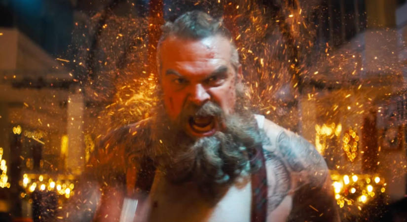 Itt a Vérapó 2. első nagy előzetese, amiben David Harbour Mikulása a mézeskalács helyett egy rosszfiút vág a sütőbe, és még a felesége is akcióba lendül