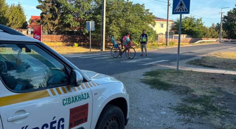 A legforgalmasabb átkelőknél vigyáznak a cibakházi gyerekekre