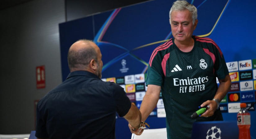 „Már nem foglalkozom a múlttal” – Mourinho váratlan ajándékot kapott a sajtótájékoztatón