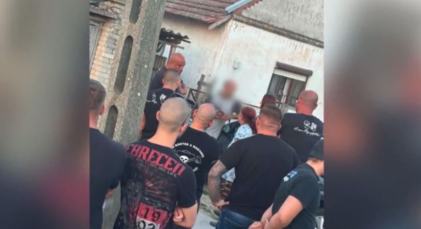 Feszült helyzet Konyáron: a saját házánál kérdezték fel a férfit, aki durván megverhette a szomszéd kutyáját – videóval